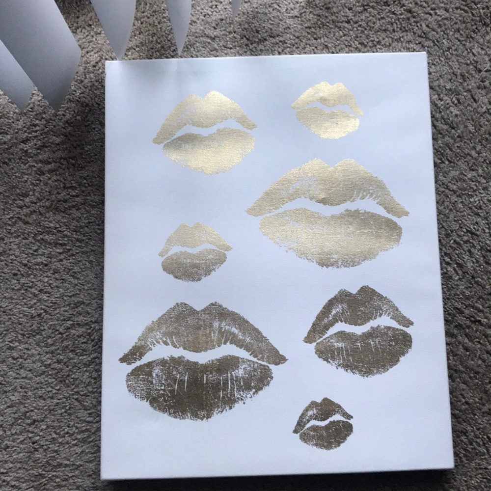 Wall art. White canvas w/gold kisses